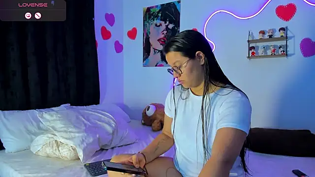 Dilan and Mia online show from 04-11-26, 12:07