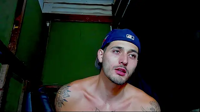 Snapshot of alejo__323__ chatting on 07-06-26, 02:51 alejo 323 online show from 07-06-26, 02:51