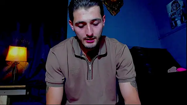 Snapshot of alejo__323__ chatting on 07-19-26, 02:20 alejo 323 online show from 07-19-26, 02:20