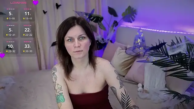 Snapshot of TinaMelt chatting on 10-17-25, 07:04 TinaMelt online show from 10-17-25, 07:04