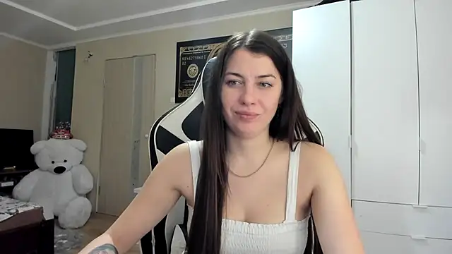 Snapshot of EmiLovsi chatting on 10-13-25, 07:37 EmiLovsi online show from 10-13-25, 07:37