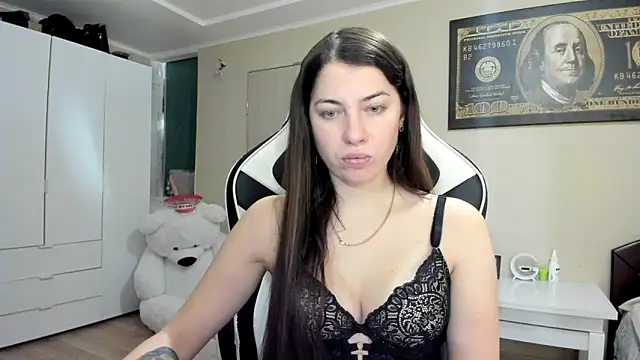 Snapshot of EmiLovsi chatting on 10-10-25, 04:52 EmiLovsi online show from 10-10-25, 04:52