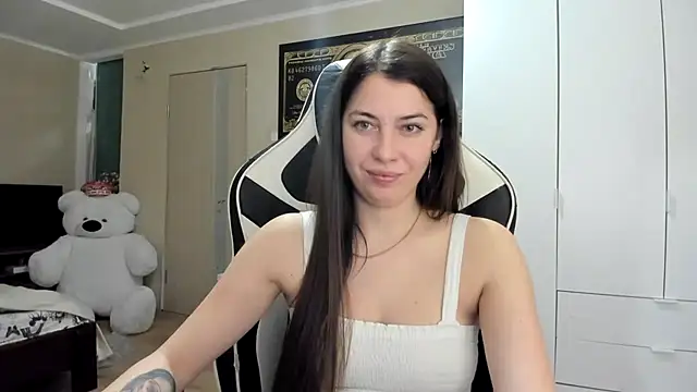 Snapshot of EmiLovsi chatting on 10-12-25, 07:26 EmiLovsi online show from 10-12-25, 07:26