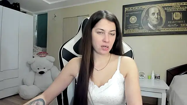 Snapshot of EmiLovsi chatting on 10-08-25, 08:09 EmiLovsi online show from 10-08-25, 08:09