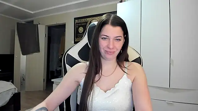 EmiLovsi online show from 02-04-26, 05:41