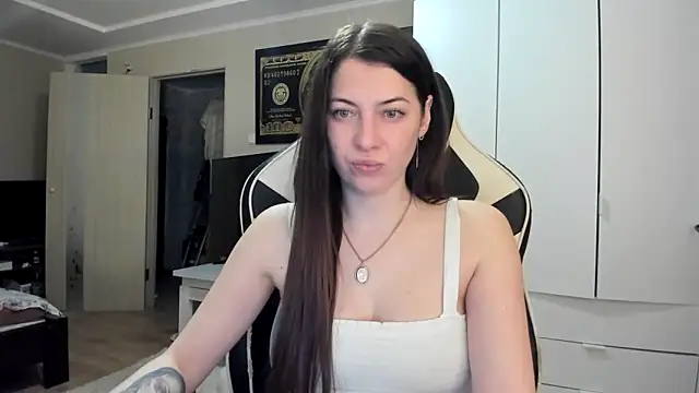 EmiLovsi online show from 04-04-26, 08:48