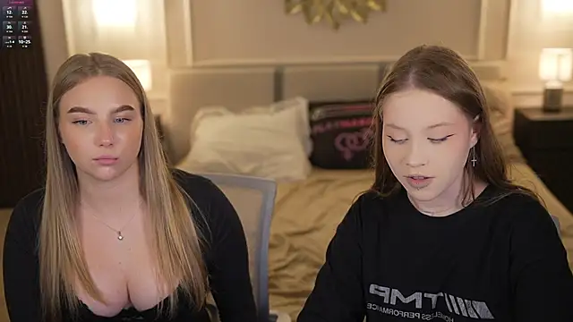 Snapshot of Esmie_Smile chatting on 11-18-25, 03:26 Esmie Smile online show from 11-18-25, 03:26