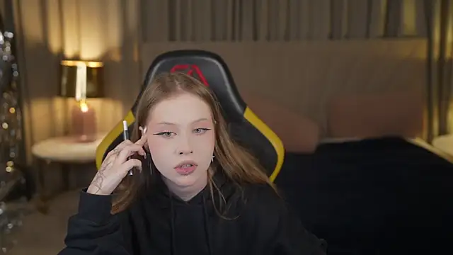 Snapshot of Esmie_Smile chatting on 09-19-25, 10:36 Esmie Smile online show from 09-19-25, 10:36