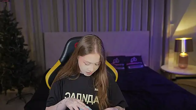 Snapshot of Esmie_Smile chatting on 01-14-26, 12:03 Esmie Smile online show from 01-14-26, 12:03