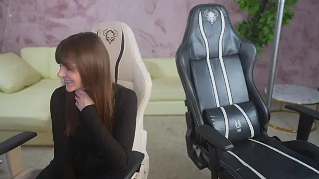 Snapshot of Esmie_Smile chatting on 11-01-25, 03:28 Esmie Smile online show from 11-01-25, 03:28