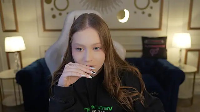 Snapshot of Esmie_Smile chatting on 11-14-25, 07:39 Esmie Smile online show from 11-14-25, 07:39