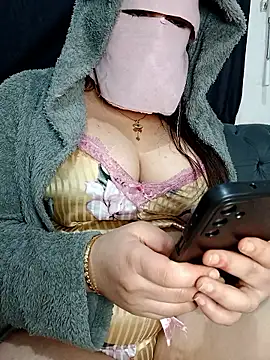 Snapshot of Queen-15 chatting on 01-17-26, 10:46 Queen-15 online show from 01-17-26, 10:46