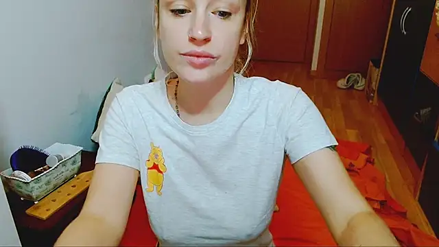 Snapshot of SatinQueen90 chatting on 10-22-25, 06:35 SatinQueen90 online show from 10-22-25, 06:35