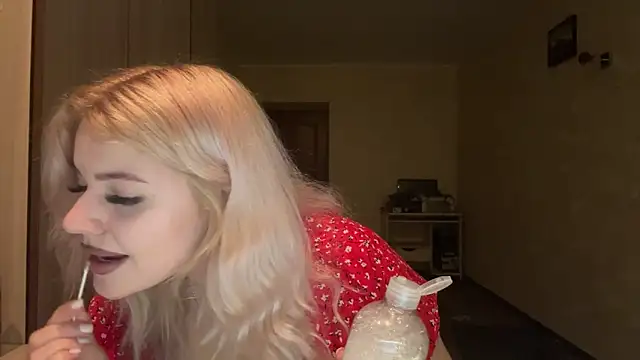 Snapshot of sunshinyflash chatting on 11-18-25, 06:11 sunshinyflash online show from 11-18-25, 06:11