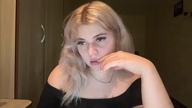 Snapshot of sunshinyflash chatting on 11-21-25, 05:56 sunshinyflash online show from 11-21-25, 05:56