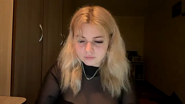 Snapshot of sunshinyflash chatting on 11-24-25, 04:40 sunshinyflash online show from 11-24-25, 04:40