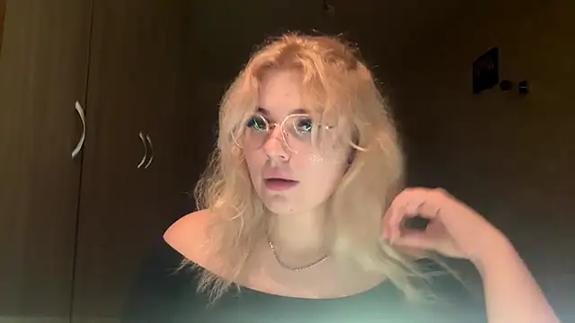 Snapshot of sunshinyflash chatting on 11-09-25, 06:23 sunshinyflash online show from 11-09-25, 06:23