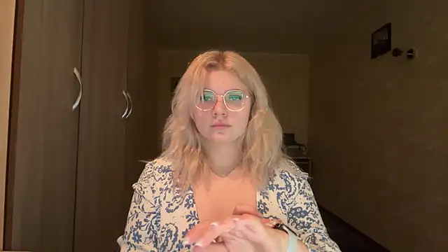 Snapshot of sunshinyflash chatting on 11-11-25, 05:08 sunshinyflash online show from 11-11-25, 05:08