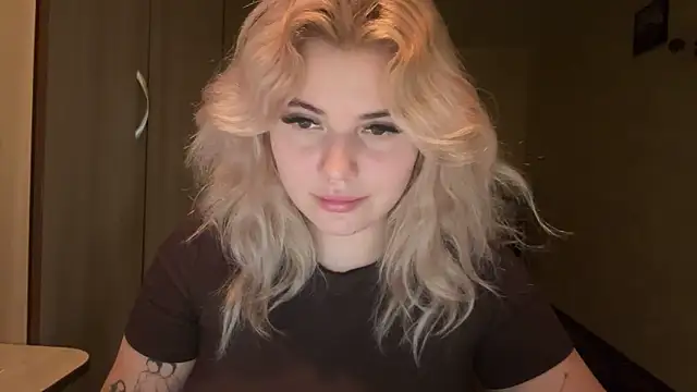 Snapshot of sunshinyflash chatting on 11-20-25, 02:40 sunshinyflash online show from 11-20-25, 02:40