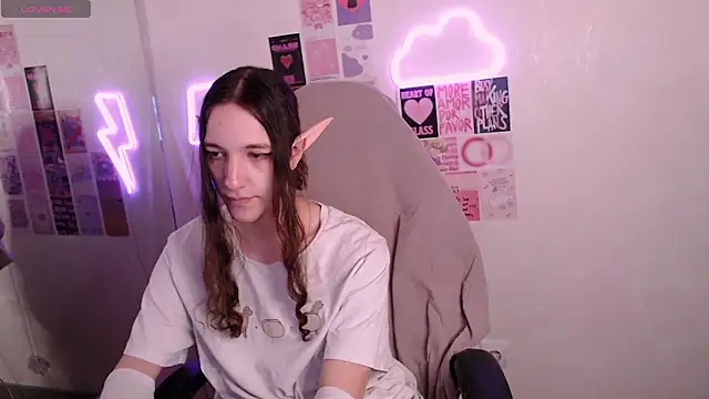 Snapshot of SilverMuse chatting on 02-06-26, 09:44 SilverMuse online show from 02-06-26, 09:44