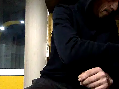 Snapshot of adiluci1 chatting on 12-21-25, 03:19 adiluci1 online show from 12-21-25, 03:19