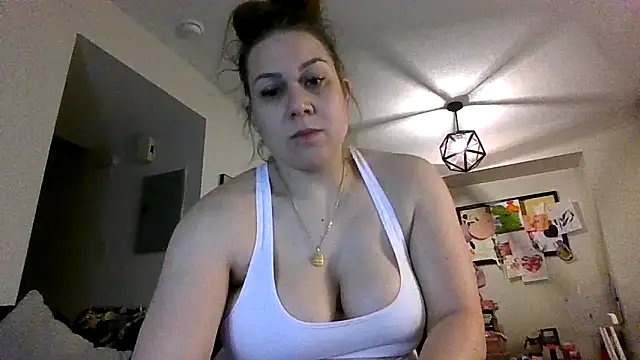 Snapshot of thedevinemama chatting on 06-07-26, 03:01 thedevinemama online show from 06-07-26, 03:01