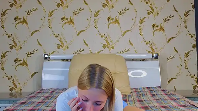Snapshot of KatieFoulk chatting on 10-17-25, 04:42 KatieFoulk online show from 10-17-25, 04:42