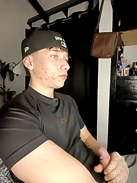 Snapshot of Logan_sixxer chatting on 09-16-25, 03:51 Logan sixxer online show from 09-16-25, 03:51