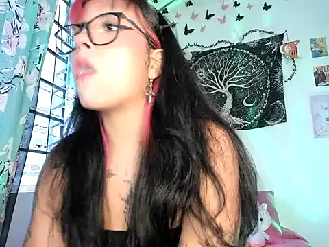 Snapshot of Sweet_mim_ chatting on 06-25-26, 11:10 Sweet mim online show from 06-25-26, 11:10