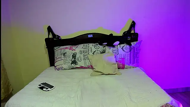 Snapshot of _viollette_ chatting on 09-15-25, 12:33  viollette  online show from 09-15-25, 12:33