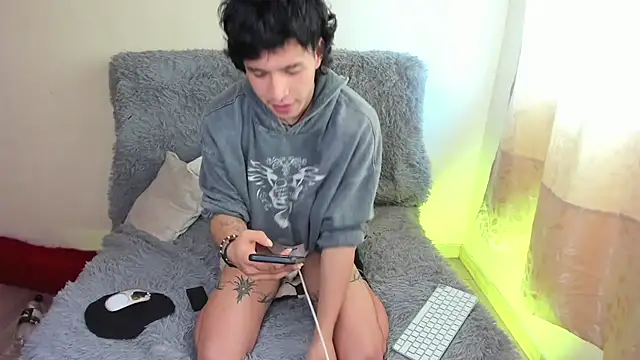 Snapshot of _viollette_ chatting on 10-22-25, 04:28  viollette  online show from 10-22-25, 04:28