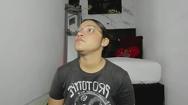 Snapshot of aly_n_sebas chatting on 10-05-25, 12:18 aly n sebas online show from 10-05-25, 12:18