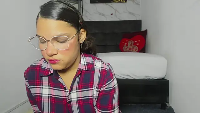 Snapshot of aly_n_sebas chatting on 10-04-25, 11:56 aly n sebas online show from 10-04-25, 11:56