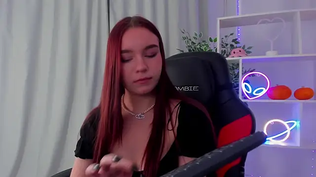 Snapshot of NoraHaynes chatting on 10-21-25, 03:17 NoraHaynes online show from 10-21-25, 03:17