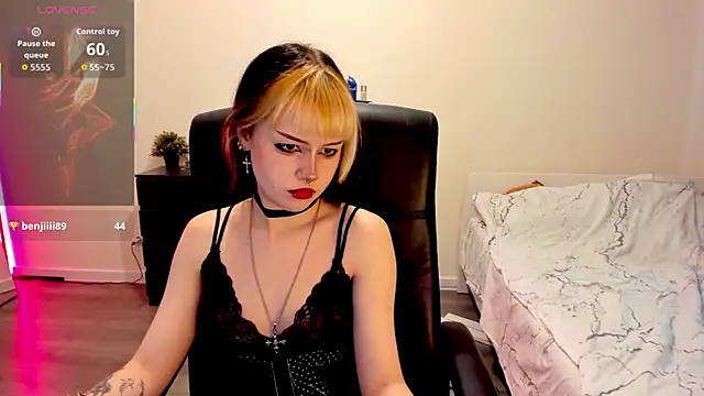 LiyaLuna online show from 11-28-25, 12:05