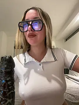 miagarcia250 online show from 04-28-26, 03:44