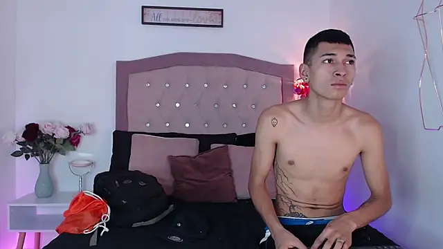 Snapshot of AmelieAndAce chatting on 09-24-25, 12:44 AmelieAndAce online show from 09-24-25, 12:44