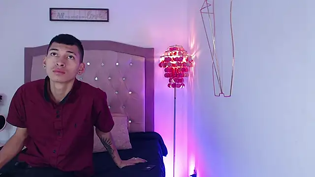 Snapshot of AmelieAndAce chatting on 09-26-25, 12:45 AmelieAndAce online show from 09-26-25, 12:45