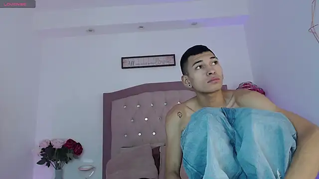 Snapshot of AmelieAndAce chatting on 09-23-25, 12:45 AmelieAndAce online show from 09-23-25, 12:45