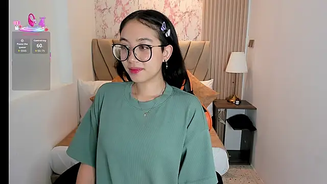 Snapshot of Yuna__Min chatting on 10-08-25, 10:28 Yuna  Min online show from 10-08-25, 10:28