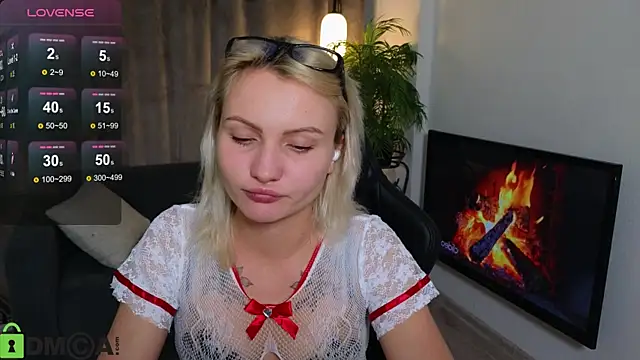 Snapshot of Cameronlovely_ chatting on 10-18-25, 07:16 Cameronlovely online show from 10-18-25, 07:16