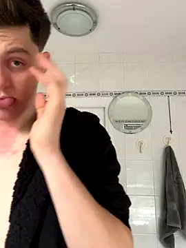 Snapshot of AmMadness chatting on 12-17-25, 01:05 AmMadness online show from 12-17-25, 01:05