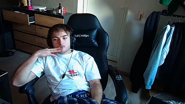 Snapshot of Rudi2007Eye chatting on 02-20-26, 10:06 Rudi2007Eye online show from 02-20-26, 10:06