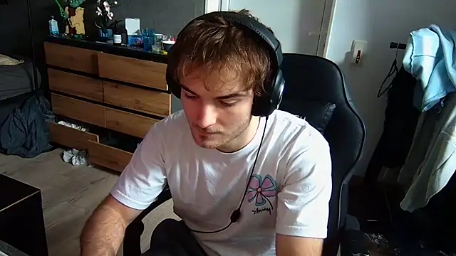 Snapshot of Rudi2007Eye chatting on 02-10-26, 11:20 Rudi2007Eye online show from 02-10-26, 11:20