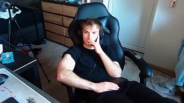 Snapshot of Rudi2007Eye chatting on 02-26-26, 02:50 Rudi2007Eye online show from 02-26-26, 02:50