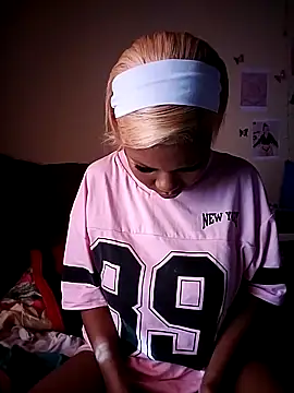 Seductive Yellow Titties online show from 10-14-25, 03:01