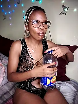 Seductive Yellow Titties online show from 02-12-26, 07:57