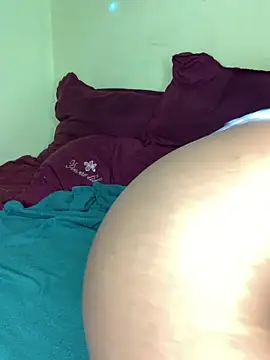 Seductive Yellow Titties online show from 03-30-26, 08:32