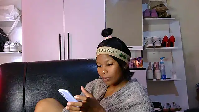 Seductive Yellow Titties online show from 09-20-25, 10:42