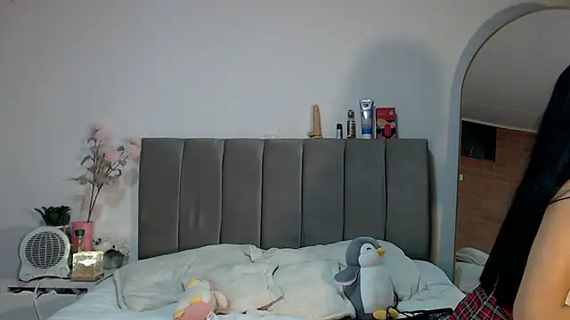 Snapshot of LuciaMoretti1 chatting on 10-11-25, 04:35 LuciaMoretti1 online show from 10-11-25, 04:35